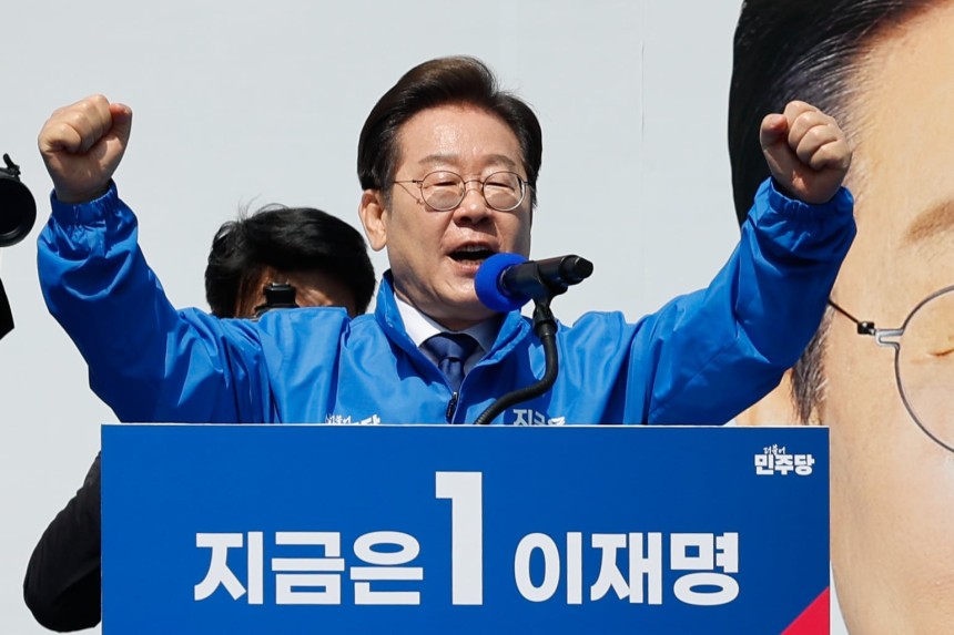 이재명 더불어민주당 대선 후보가 공식 선거운동 첫날인 12일 오전 서울 중구 청계광장에서 열린 출정식에서 연설을 하고 있다. /뉴스1