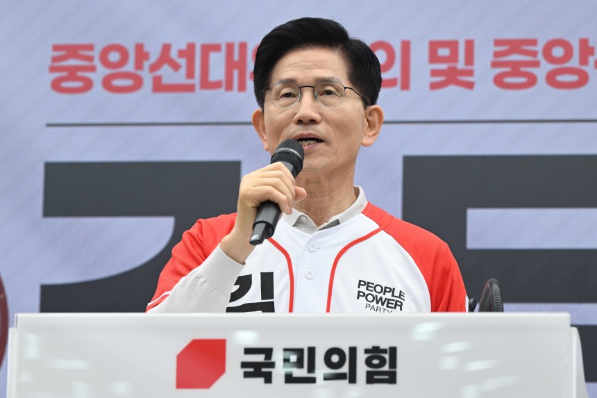김문수 국민의힘 대통령 후보가 12일 서울 여의도 중앙당사에서 열린 중앙선거대책위원회 임명장 수여식에서 인사말을 하고 있다. /뉴스1