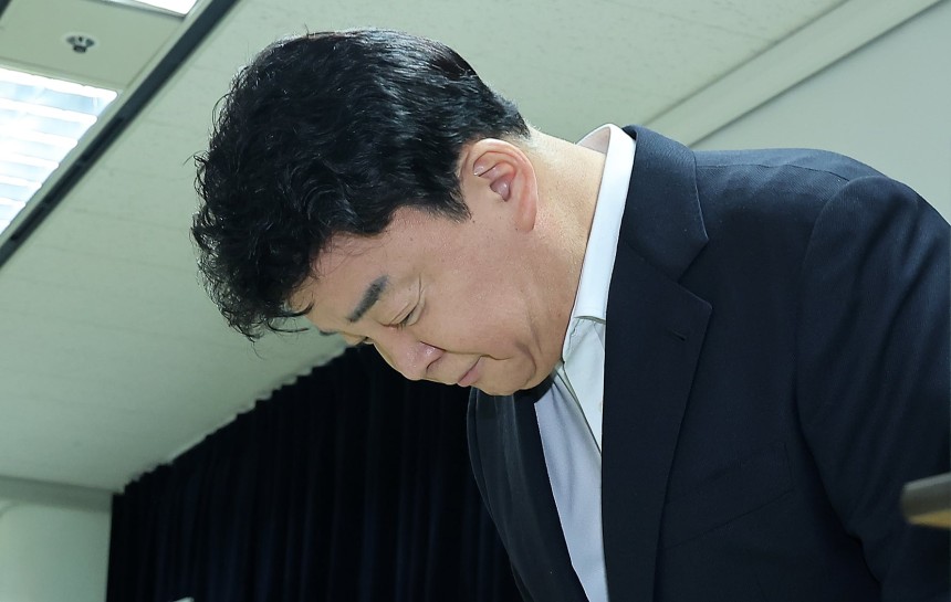 백종원 더본코리아 대표가 지난 3월 28일 서울 서초구 스페이스쉐어 강남역센터에서 열린 정기 주주총회에서 고개 숙여 인사하고 있다. /뉴스1