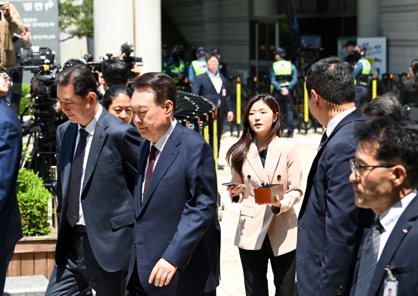 윤석열 전 대통령이 12일 서울 서초구 중앙지방법원에서 열린 내란 우두머리 혐의,직권남용 권리행사방해 혐의 사건 3차 공판에서 오전 재판 종료 후 식사를 위해 나서다 취재진의 질문에 묵묵부답으로 일관하고 있다./