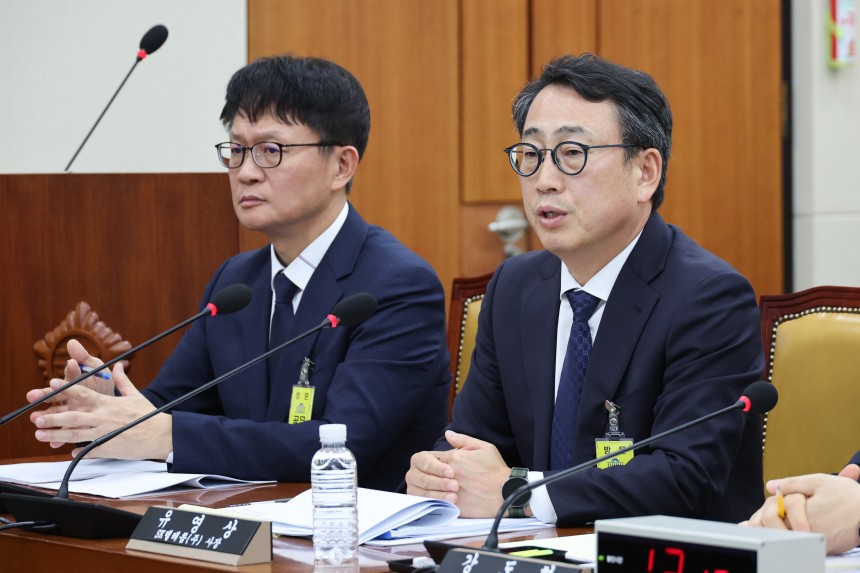 유영상 SK텔레콤 사장이 지난 8일 서울 여의도 국회 과학기술정보방송통신위원회에서 열린 SK텔레콤 해킹 관련 청문회에 출석해 의원 질의에 답하고 있다.왼쪽은 류정환 부사장./뉴스1