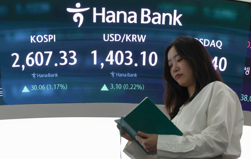 12일 서울 중구 하나은행 본점 딜링룸 전광판에 코스피 종가 현황이 표시돼 있다./뉴스1