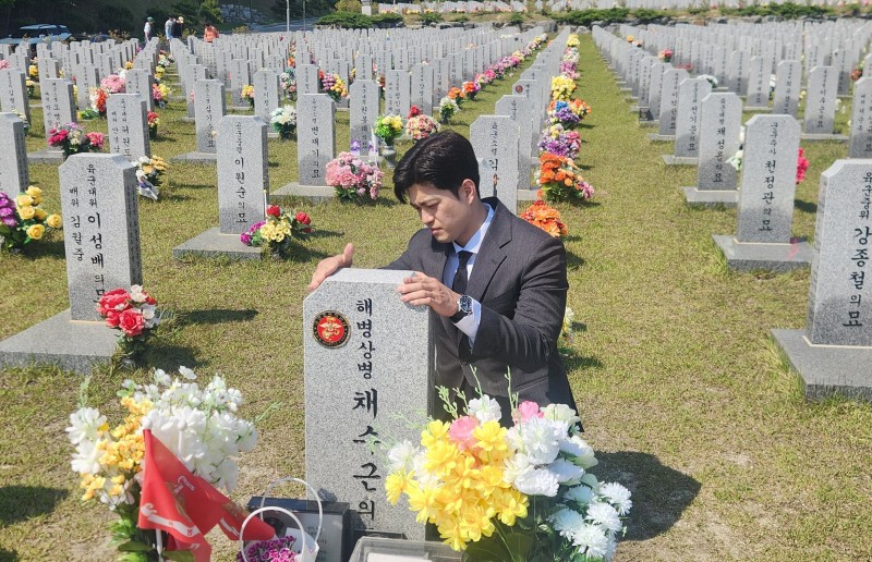 <b>김용태</b>, <b>채상병</b> 묘역 참배…“尹 정부 일 사과드려”