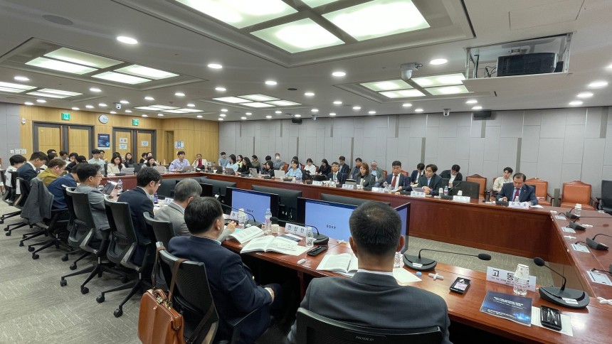 '국내 지도 데이터의 반출이 국가 산업에 미치는 영향'에 대해 참여자들이 토론을 진행하고 있다./스타트업얼라이언스 제공