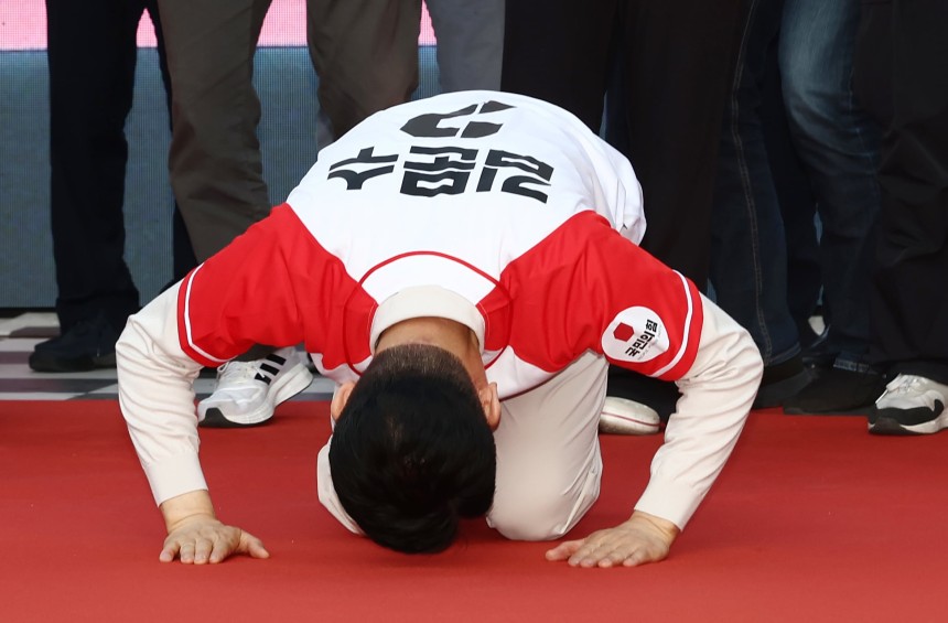 사진은 김문수 국민의힘 대선 후보가 제21대 대통령 선거 공식 선거운동 첫 날인 12일 대구 중구 서문시장에서 지지를 호소하며 큰절을 올리고 있는 모습. /뉴스1