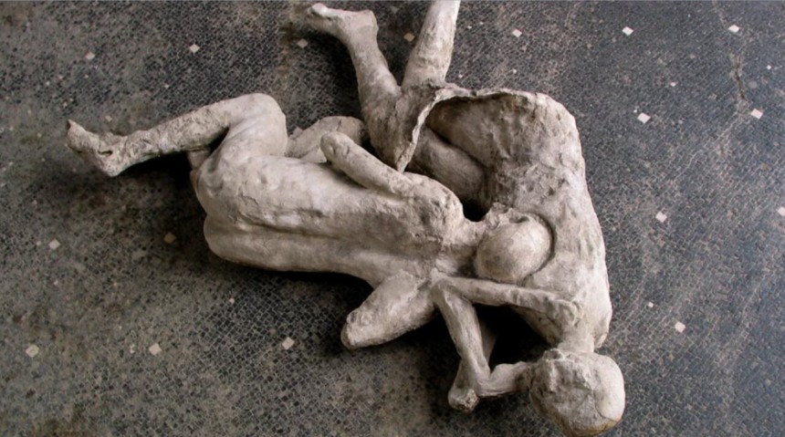 고고학자들은 오랫동안 폼페이에서 발견된 이 두 구의 포옹하는 시신이 자매,모녀,또는 연인이라고 생각했다.고대 DNA 분석 결과 두 사람 모두 젊은 남성으로 밝혀졌으며,그중 한 명은 남성으로 밝혀졌다./폼페