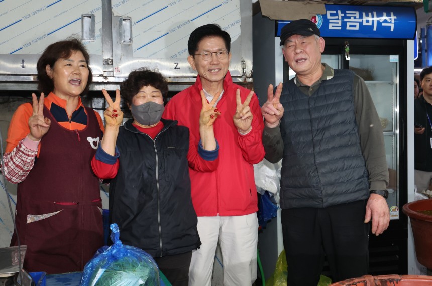 제21대 대통령 선거 공식 선거운동 첫날인 12일 국민의힘 김문수 대선 후보(오른쪽에서 두 번째)가 서울 송파구 가락시장을 찾아 상인들과 기념촬영을 하고 있다. /연합뉴스 