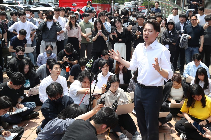 개혁신당 이준석 대선 후보가 13일 '학식먹자 이준석' 행사가 열린 대구 경북대학교에서 발언하고 있다.  /연합뉴스