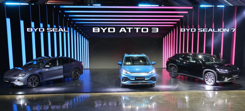 지난 1월 16일 오전 인천 중구 상상플랫폼에서 열린 '중국 BYD 승용 브랜드 런칭 미디어 쇼케이스'에서 전기차 아토 3 등 차량이 공개되고 있다. /BYD 제공