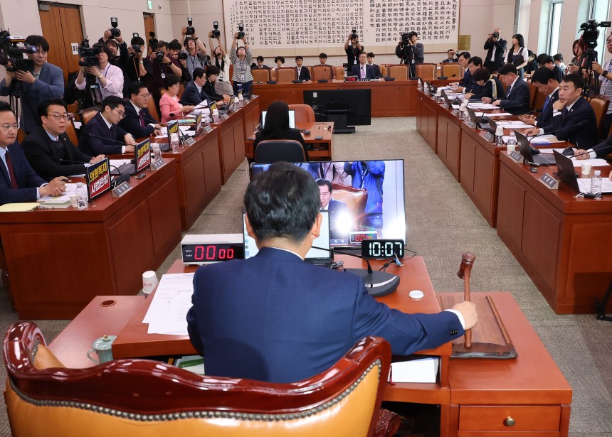 14일 서울 여의도 국회에서 열린 법원조직법·공직선거법·헌법재판소 등을 심사하는 법제사법위원회 전체회의에서 더불어민주당 소속 정청래 위원장이 의사봉을 두드리고 있다./연합뉴스
