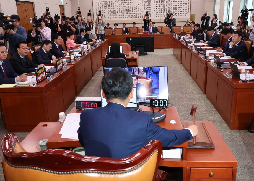 14일 서울 여의도 국회에서 열린 법원조직법·공직선거법·헌법재판소 등을 심사하는 법제사법위원회 전체회의에서 더불어민주당 소속 정청래 위원장이 의사봉을 두드리고 있다./연합뉴스