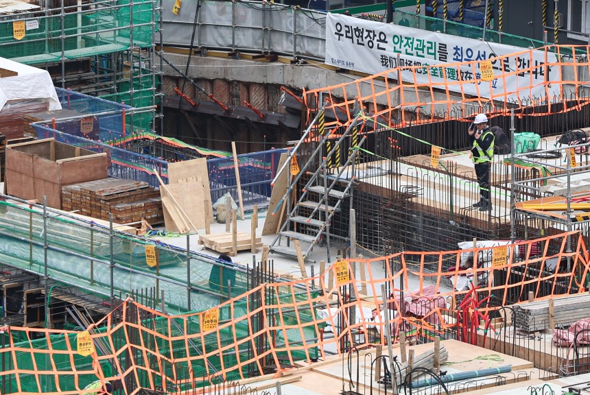 현대엔지니어링이 고속도로 교량 붕괴 이후 2주 만에 아파트 신축 현장에서 사망 사고가 발생하자 전국 공사장의 현장 작업을 중단하는 조치를 내렸다. 사진은 지난 3월 12일 서울 시내 현대엔지니어링 신축 아파트 시공 