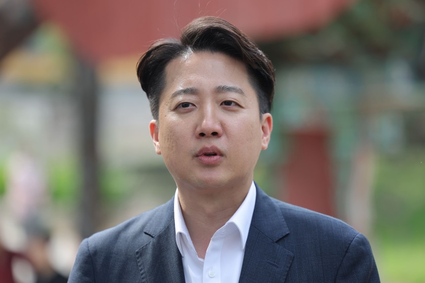 개혁신당 이준석 대선 후보가 14일 부산 금정구 범어사 안양암 방문을 마친 뒤 취재진 질문에 답하고 있다. /연합뉴스