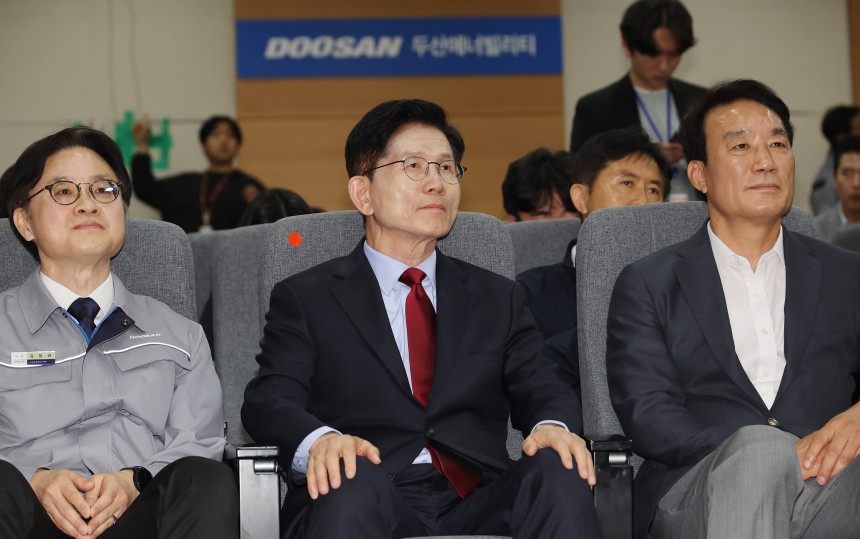 김문수 국민의힘 대통령 후보가 14일 경남 창원시 두산에너빌리티를 방문해 기업의 설명을 듣고 있다. /뉴스1 