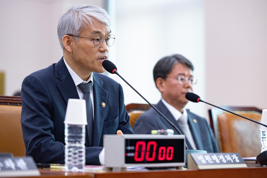 천대엽 법원행정처 처장이 14일 오전 서울 여의도 국회에서 열린 법제사법위원회 전체회의에서 의원 질문에 답변하고 있다. /뉴스1
