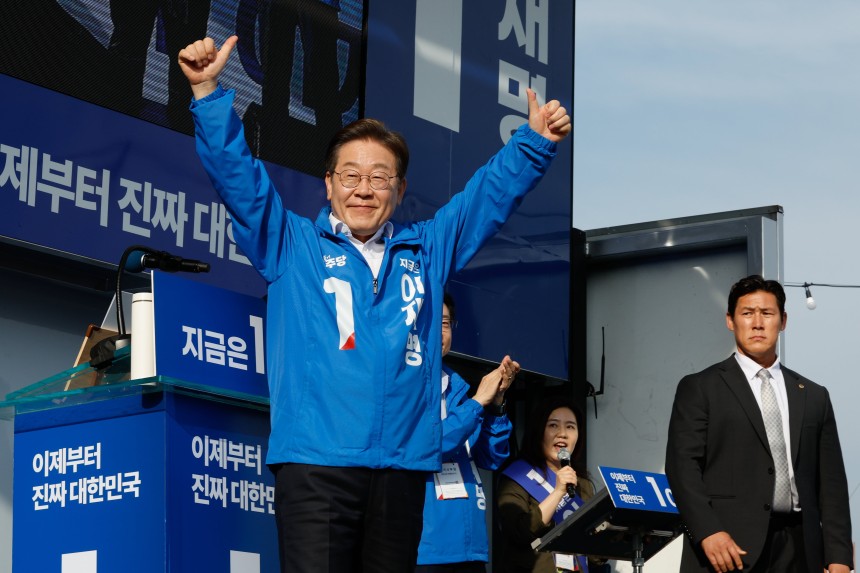 이재명 더불어민주당 대통령 후보가 14일 오후 경남 통영시 강구안 문화마당을 찾아 인사하고 있다./뉴스1 