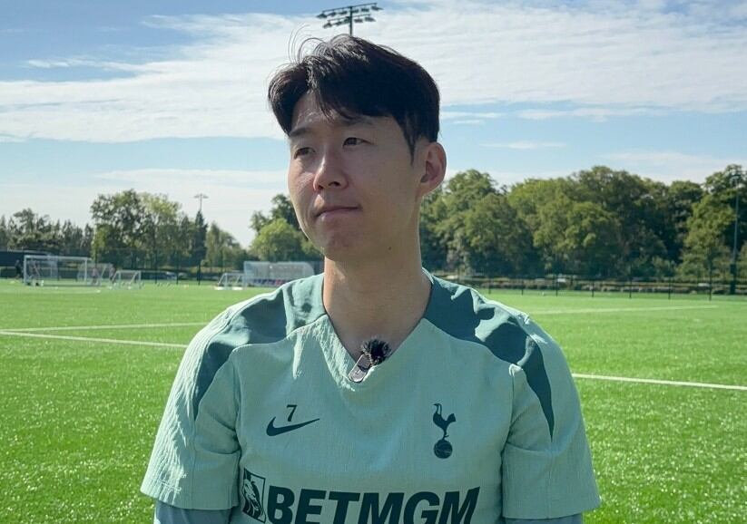 손흥민(토트넘)이 12일(현지시간) 유럽축구연맹(UEFA) 유로파리그(UEL) 결승을 앞두고 북런던 토트넘 홋스퍼 FC 트레이닝 그라운드에서 열린 미디어 오픈 데이에서 한국 취재진과 만나 인터뷰하고 있다./연합뉴스