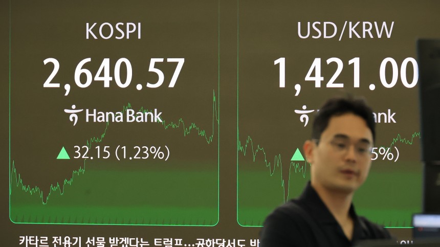 14일 서울 중구 하나은행 본점 딜링룸에서 직원이 증시와 환율 등을 모니터하고 있다. /연합뉴스   