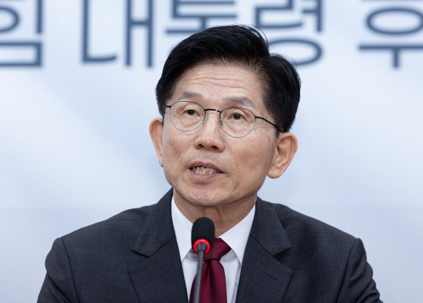 김문수 국민의힘 대통령 후보가 15일 오전 서울 여의도 국회에서 긴급 기자회견을 하고 있다. /뉴스1