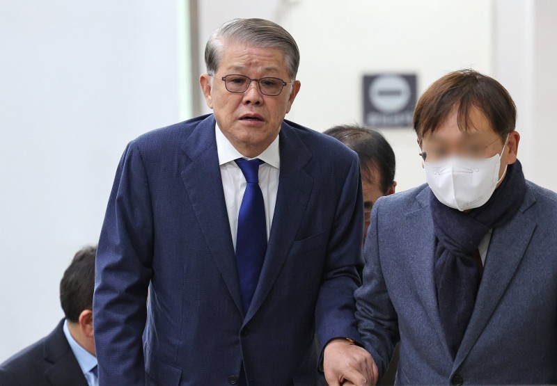 ‘<b>횡령</b>·<b>배임</b> 혐의’ <b>최신원</b> 前 SK네트웍스 회장, <b>징역</b> 2년 6개월 확정