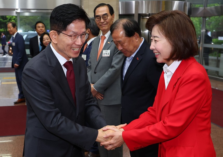김문수 국민의힘 대선 후보가 15일 '자랑스러운 중소기업인협의회 조찬 강연'이 열린 서울 영등포구 중소기업중앙회에 도착해 나경원 공동선거대책위원장과 인사하고 있다. /연합뉴스