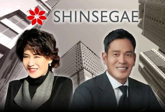 (왼쪽부터) 정유경 (주)신세계 회장과 정용진 신세계그룹 회장. /뉴스1