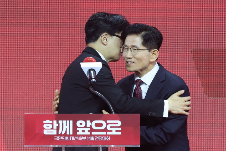 사진은 제21대 대통령선거 국민의힘 후보자로 선출된 김문수 후보가 지난 3일 경기 고양시 킨텍스에서 열린 5차 전당대회에서 한동훈 경선 후보와 포옹하며 대화하는 모습. /뉴스1