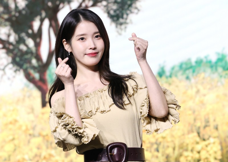 <b>아이유</b>, <b>생일</b> 맞아 자립 청소년·장애인 위해 <b>2억</b> <b>기부</b>