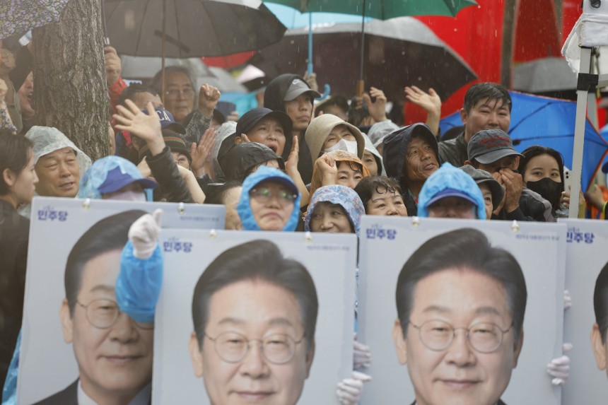 15일 오후 전남 순천시 연향동 패션의 거리에서 이재명 더불어민주당 대선 후보 지지자들이 이 후보의 연설에 환호하고 있다. /뉴스1