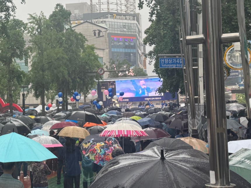 15일 오후 전남 순천시 패션의거리에서 이재명 더불어민주당 대선 후보 지지자들이 이 후보의 연설에 환호하고 있다. /이주형 기자
