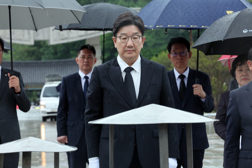 5·18민주화운동 45주년을 이틀 앞둔 16일 권성동 국민의힘 원내대표가 광주 북구 운정동 국립5·18민주묘지에서 참배하고 있다. /연합뉴스