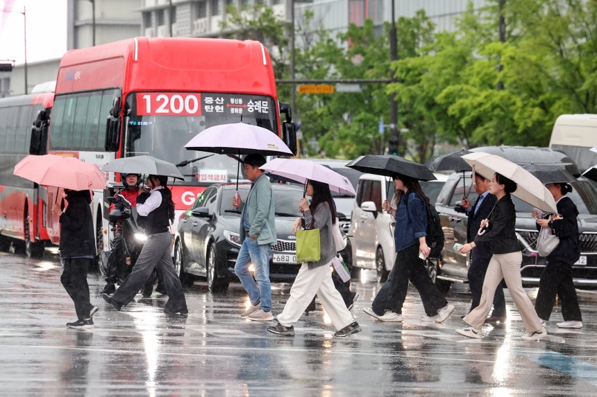 전국 곳곳에 비가 내린 16일 오후 서울 종로구 광화문네거리에서 우산을 쓴 시민들이 퇴근길 발걸음을 재촉하고 있다. /뉴스1