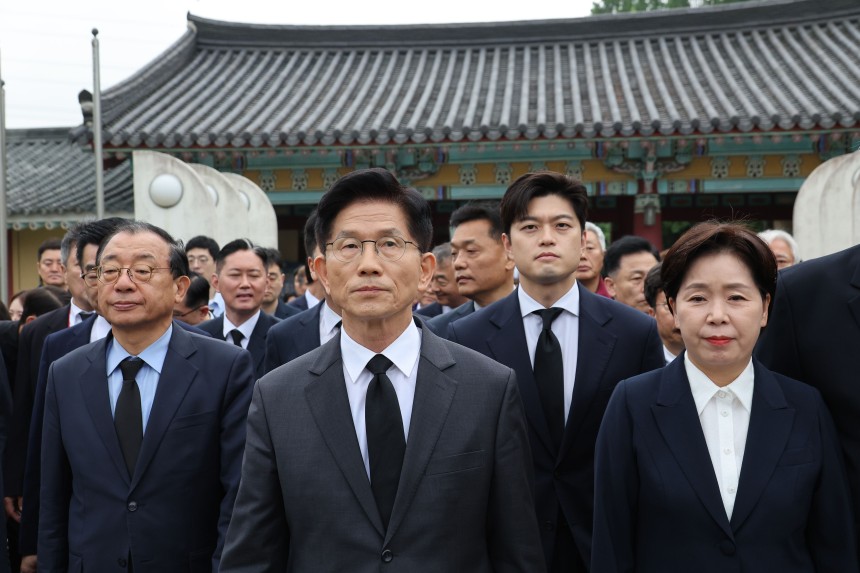 사진은 김문수 국민의힘 대선 후보와 김용태 비상대책위원장, 이정현·양향자 의원 등이 17일 광주 북구 국립 5·18 민주묘지를 찾아 참배하기 위해 이동하고 있는 모습. /뉴스1