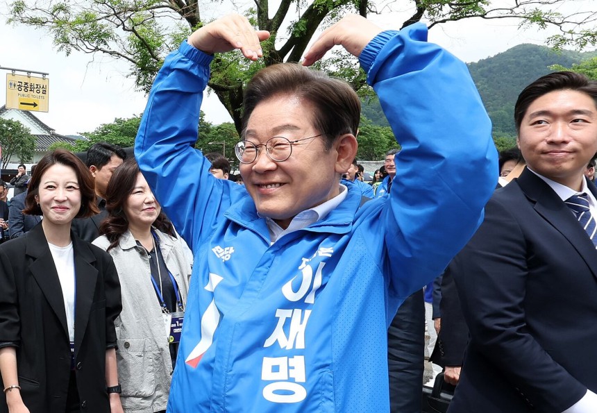 이재명 더불어민주당 대통령 후보가 17일 전남 나주시 금성관 앞에서 열린 유세에서 시민들에게 하트를 만들어 보이고 있다. (공동취재)/뉴스1