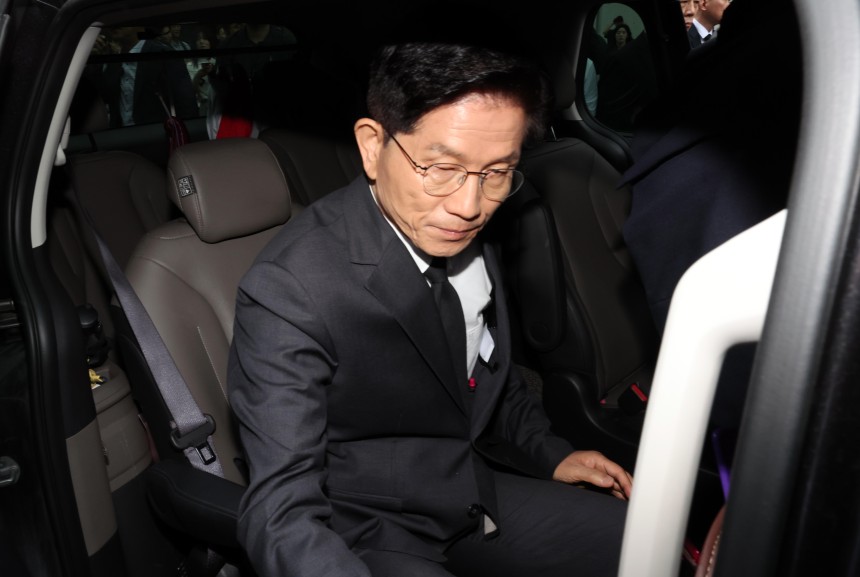 김문수 국민의힘 대통령 후보가 17일 광주 북구 국립 5.18민주묘지를 찾아 참배를 마친 뒤 차에 탑승하고 있다./뉴스1