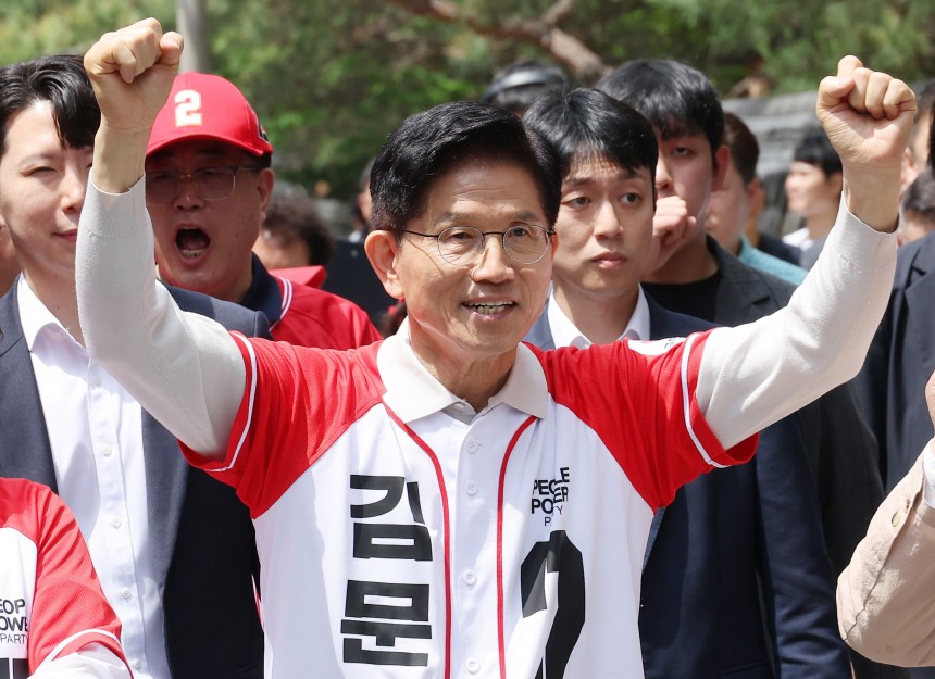 사진은 17일 전북 전주에서 유세 중인 국민의힘 김문수 대선 후보. /연합뉴스