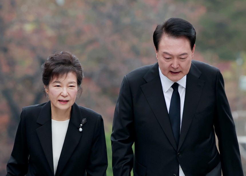 탄핵으로 파면된 박근혜(왼쪽) 전 대통령과 윤석열 전 대통령. /연합뉴스