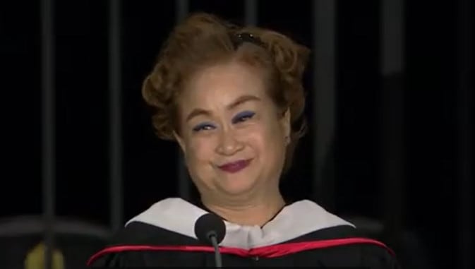 이미경 CJ 부회장이 16일(현지시각) 미국 LA 서던캘리포니아대(USC) 영화예술학교(School of Cinematic Arts) 졸업식에서 연설하고 있다. / USC 유튜브 채널 캡처.