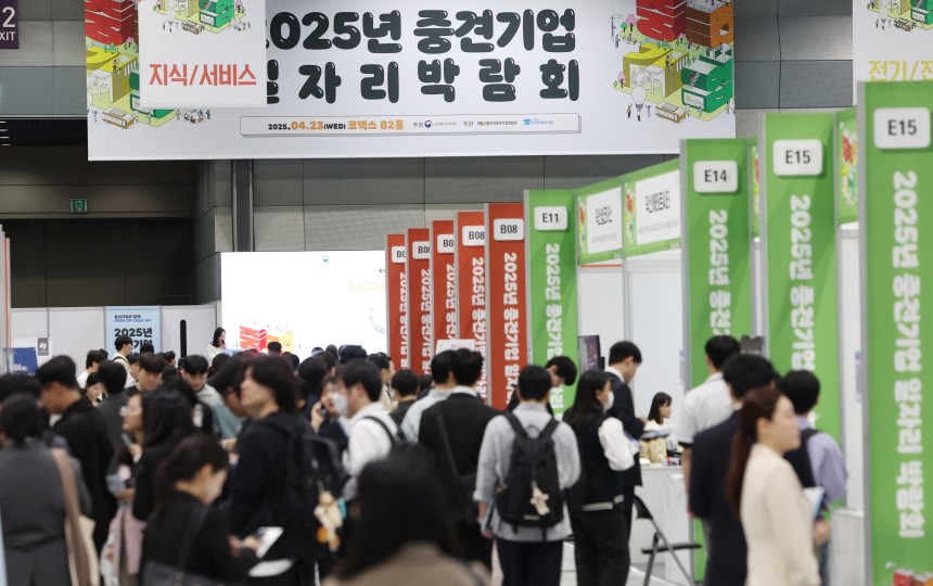 지난 23일 서울 강남구 코엑스에서 열린 2025년 중견기업 일자리 박람회에서 구직자들이 채용정보를 얻고 있다. 9회를 맞은 올해 중견기업 일자리 박람회는 유망 중견기업 110곳과 구직자 5천여명이 참가해 역대 최대