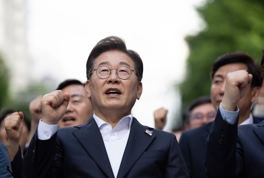 이재명 더불어민주당 대통령 후보가 17일 오후 광주 동구 금남로에서 열린 5·18 광주민주화운동 45주기 전야제에서 구호를 외치고 있다. /뉴스1