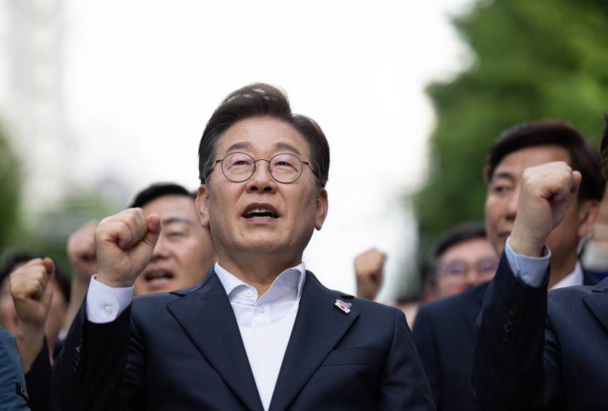 이재명 더불어민주당 대통령 후보가 17일 오후 광주 동구 금남로에서 열린 5·18 광주민주화운동 45주기 전야제에서 구호를 외치고 있다. /뉴스1