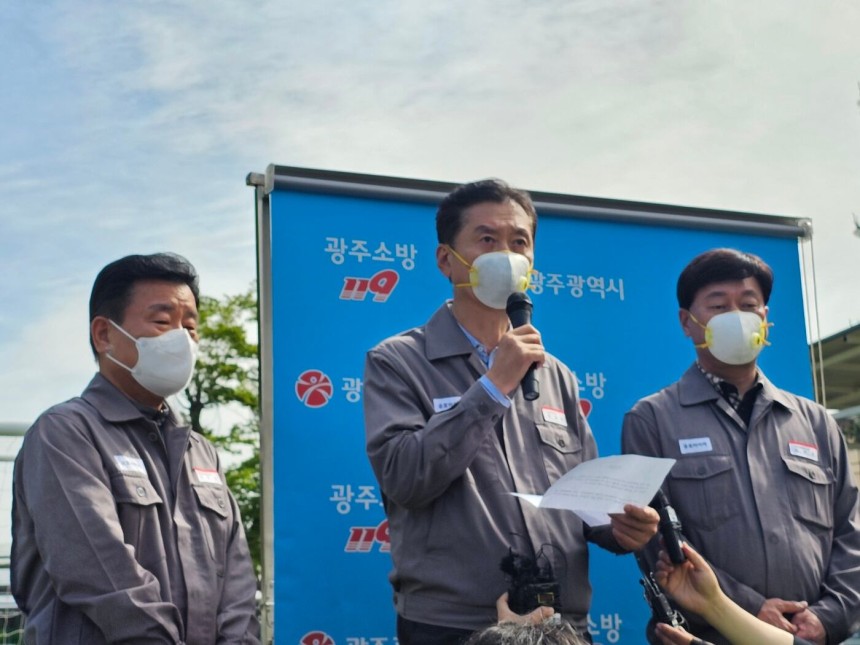 정일택 금호타이어 대표이사(왼쪽 두번째)가 18일 오전 금호타이어 광주공장 앞에서 전날 발생한 대형 화재와 관련해 “고개 숙여 깊은 사죄의 말씀을 드린다”고 사과했다. /뉴스1