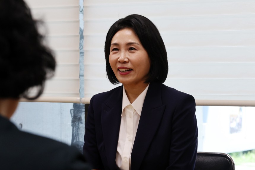 이재명 더불어민주당 대선 후보의 배우자 김혜경 여사가 14일 오후 광주 남구 오월어머니집에서 오월어머니들과 만나 인사를 나누고 있다. 김 여사는 이날 오전 광주 남구 노대동 빛고을노인건강타운에서 배식 자원봉사활동을 