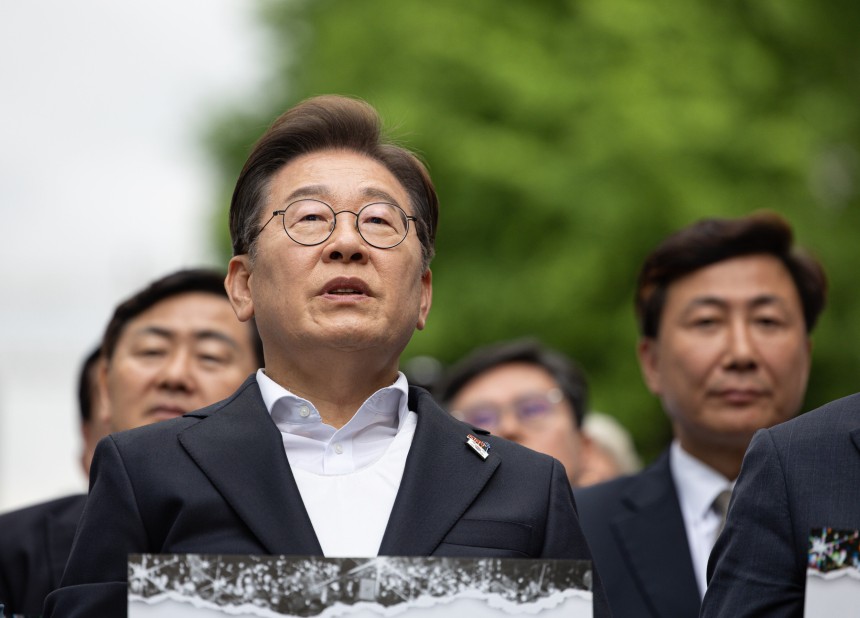 이재명 더불어민주당 대통령 후보가 17일 오후 광주 동구 금남로에서 열린 5·18 광주민주화운동 45주기 전야제에서 노래를 따라 부르고 있다. /뉴스1