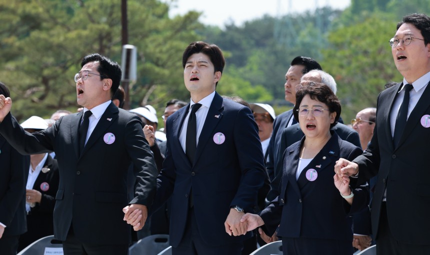 18일 광주광역시 북구 국립 5·18민주묘지에서 열린 5·18민주화운동 45주년 기념식에서 당 대표들이 '임을 위한 행진곡'을 제창하고 있다.     왼쪽부터 더불어민주당 박찬대 대표 직무대행 겸 원내대표, 국민의힘