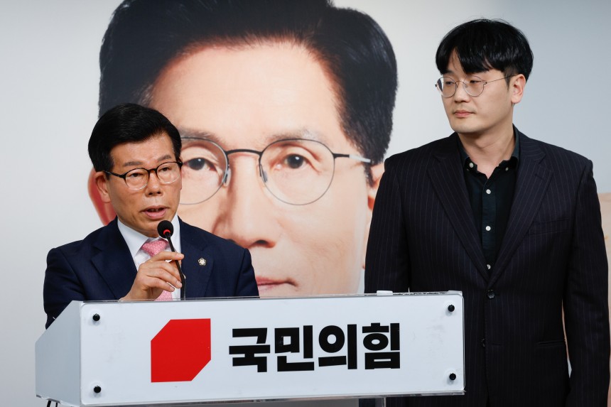 장영하 국민의힘 중앙선대위 진실대응전략단장(왼쪽)과 유재호 전 성남시의원이 18일 서울 여의도 당사에서 이재명 더불어민주당 대통령 후보의 성남시장 시절 NC소프트와 비공개 MOU를 체결한 것과 관련 특혜 의혹을 제기