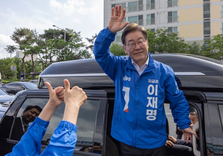 이재명 더불어민주당 대통령 후보가 17일 광주광역시 서구 김대중컨벤션센터 광장에서 열린 집중 유세를 마친 뒤 지지자들에게 인사를 하고 있다. /뉴스1