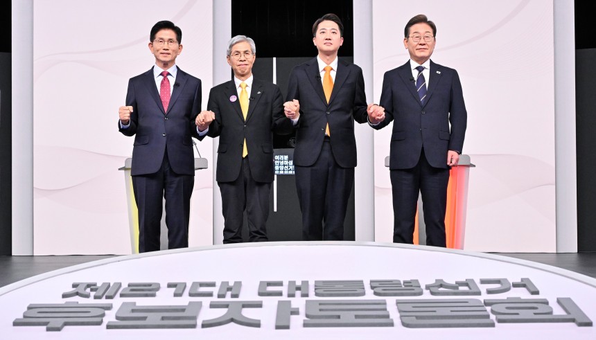국민의힘 김문수(왼쪽부터)·민주노동당 권영국·개혁신당 이준석·더불어민주당 이재명 대선후보가 18일 서울 마포구 상암동 SBS 프리즘센터 스튜디오에서 열린 제21대 대선 1차 후보자 토론회 시작에 앞서 기념촬영을 하고