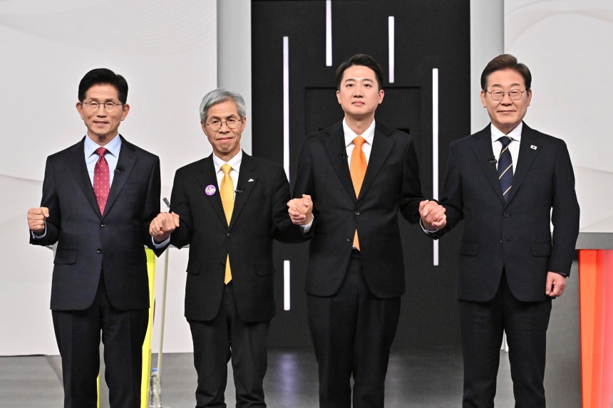 국민의힘 김문수(왼쪽부터), 민주노동당 권영국, 개혁신당 이준석, 더불어민주당 이재명 대통령 후보가 18일 서울 마포구 SBS프리즘타워에서 중앙선거방송토론위원회 주관 제21대 대통령선거 후보자 토론회 기념 촬영을 하