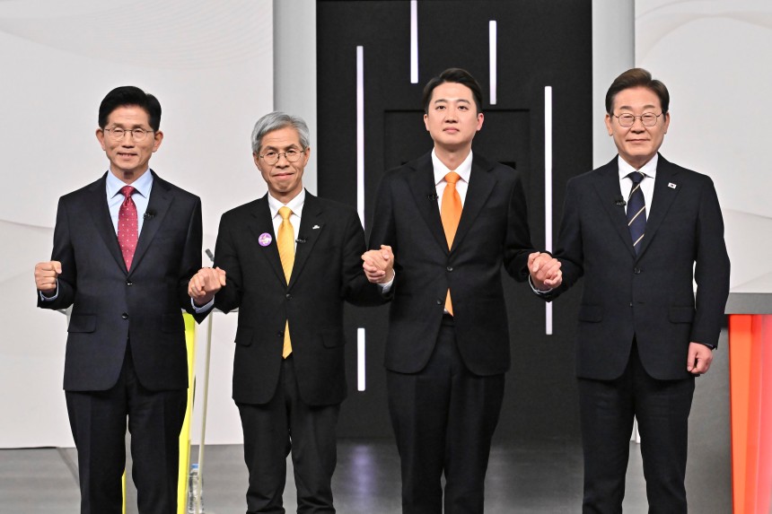 국민의힘 김문수(왼쪽부터), 민주노동당 권영국, 개혁신당 이준석, 더불어민주당 이재명 대통령 후보가 18일 서울 마포구 SBS프리즘타워에서 중앙선거방송토론위원회 주관 제21대 대통령선거 후보자 토론회 기념 촬영을 하